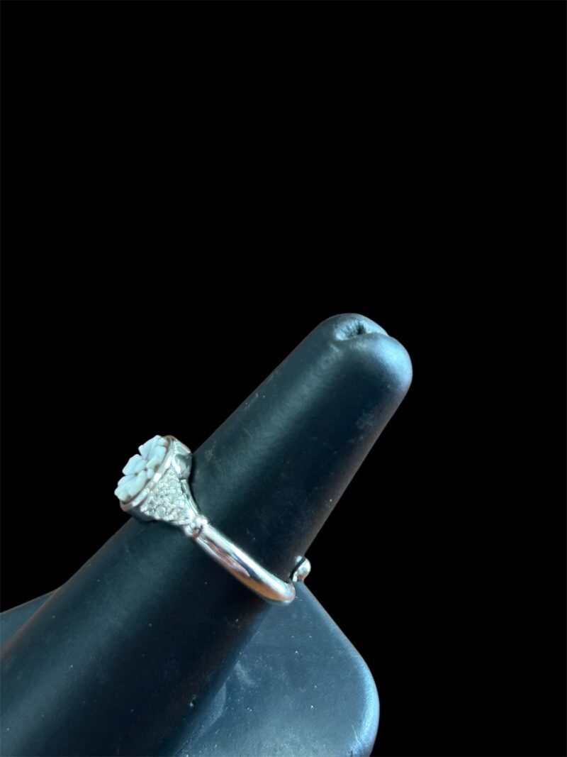 Anello regolabile con cameo fiore - immagine 2